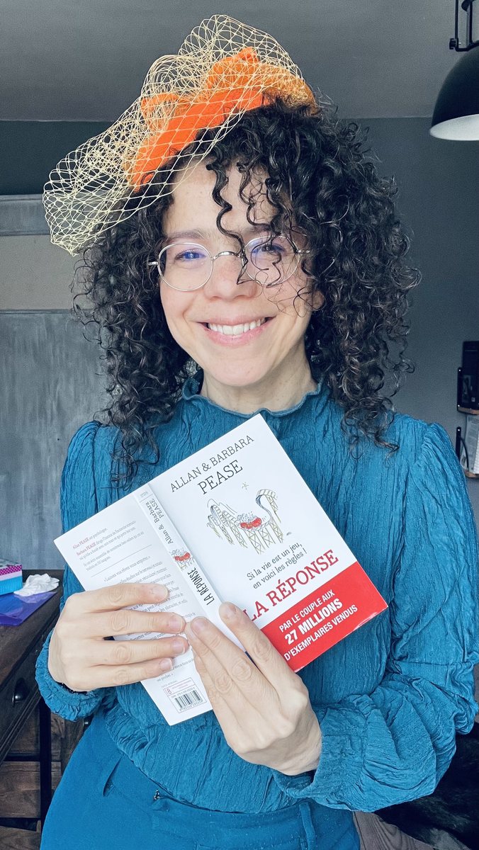 Hanane Risayindi tenant le livre La Réponse d'Allan et Barbara Pease, sourire aux lèvres