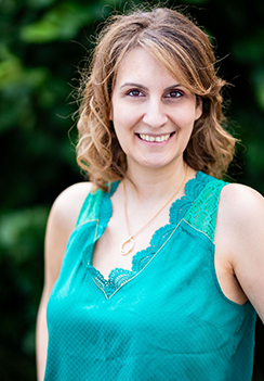 Portrait de Cynthia Luca souriante et professionnelle, prête à animer un atelier LinkedIn pour aligner identité, message et business