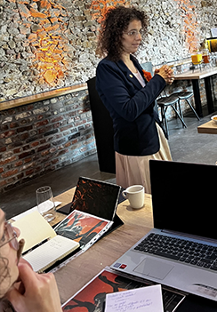 Hanane Risayindi en pleine présentation sur la stratégie de positionnement sur LinkedIn et l’optimisation de profil pour une visibilité authentique<br />