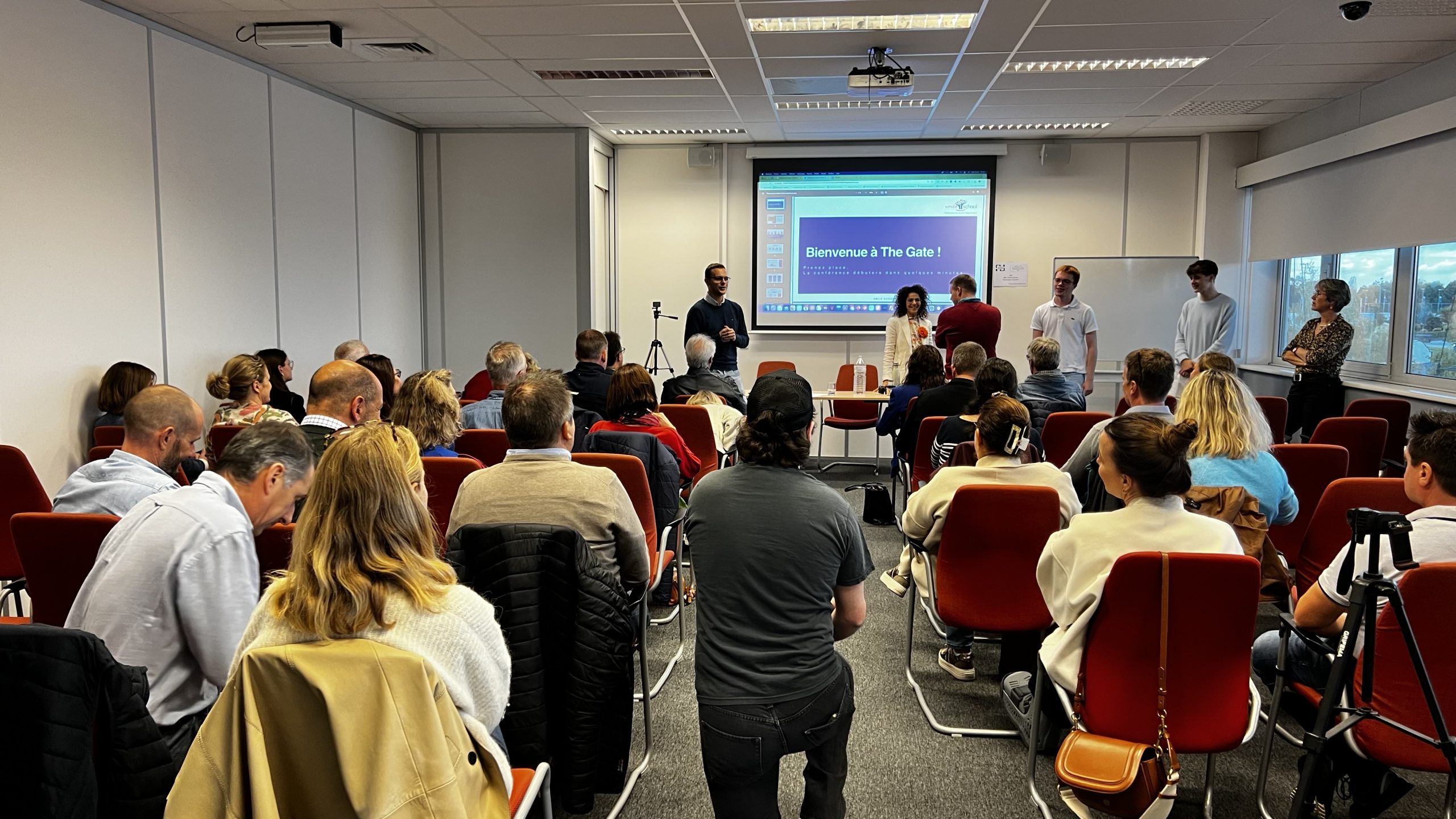 Atelier LinkedIn et storytelling avec Hanane Risayindi et Cynthia Luca – salle comble Salle pleine de participants assistant à un atelier LinkedIn et storytelling animé par Hanane Risayindi et Cynthia Luca