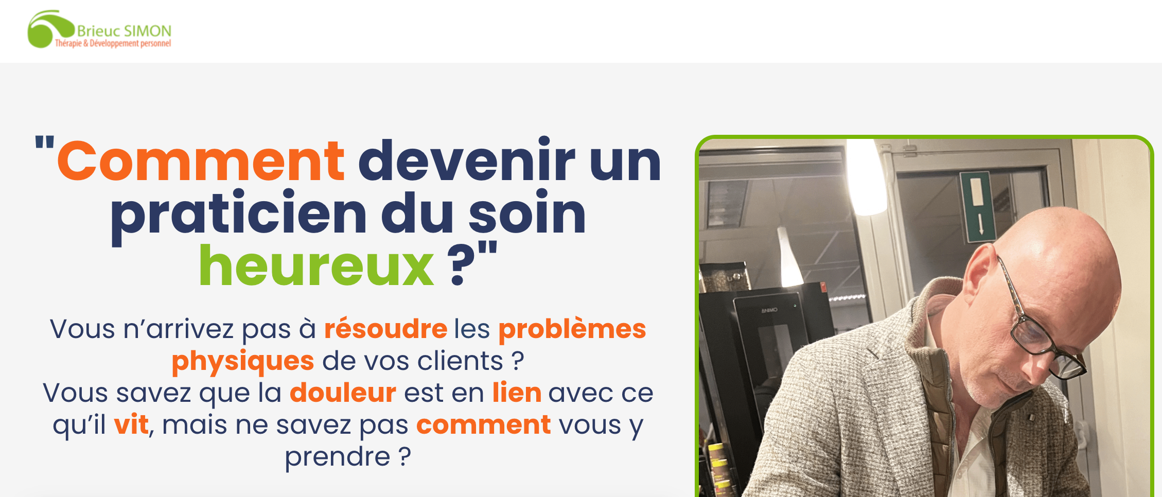 Brieuc Simon - décodage biologique et psychosomatique – Formation pour praticiens du soin heureux Visuel de Brieuc Simon présentant sa méthode pour aider les praticiens à devenir des thérapeutes épanouis, en intégrant les dimensions émotionnelles et psychosomatiques de leurs patients.