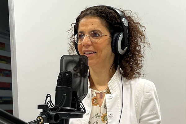 Hanane s’exprime au micro de la radio RTBF lors d’une émission en direct.