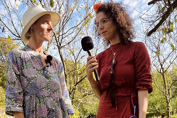 Hanane au micro – événement inclusion Rouge-Cloître