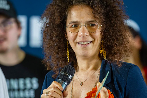 Hanane prend la parole sur scène lors du séminaire Business Entourage de Jérémie Vanopdenbosch, après avoir reçu le prix de meilleure ambassadrice.</p>
<p>
