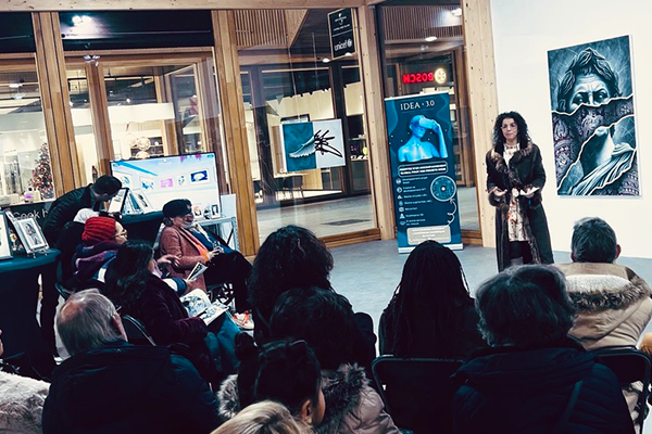 Hanane – Prise de parole à Bruxelles avec Noir Artist Hanane prend la parole devant 30 participants lors d’un événement à Liège, coorganisé avec l’artiste Noir Artist, pour parler de communication digitale et d’inclusion dans le cadre d’une levée de fonds.</p>
<p>