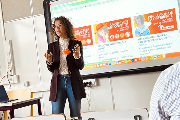Hanane – Formation pitch & mission d’inclusion Hanane anime un atelier sur l’art du pitch et la communication d’impact, en lien avec la mission d’inclusion et l’engagement sociétal.